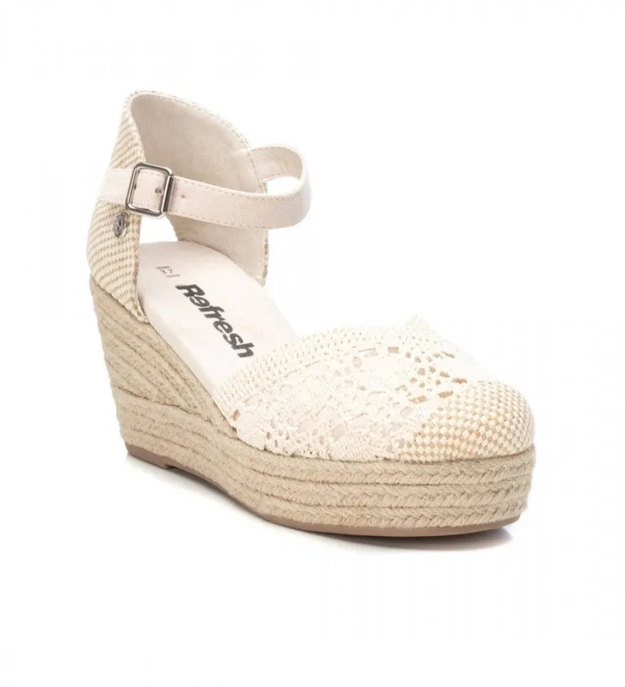 Closed toe wedge sandal in beige lace by Refresh