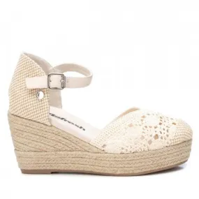 Closed toe wedge sandal in beige lace by Refresh