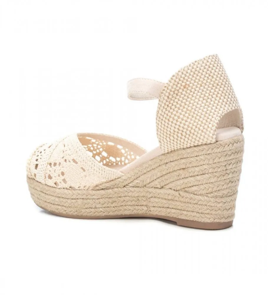 Closed toe wedge sandal in beige lace by Refresh