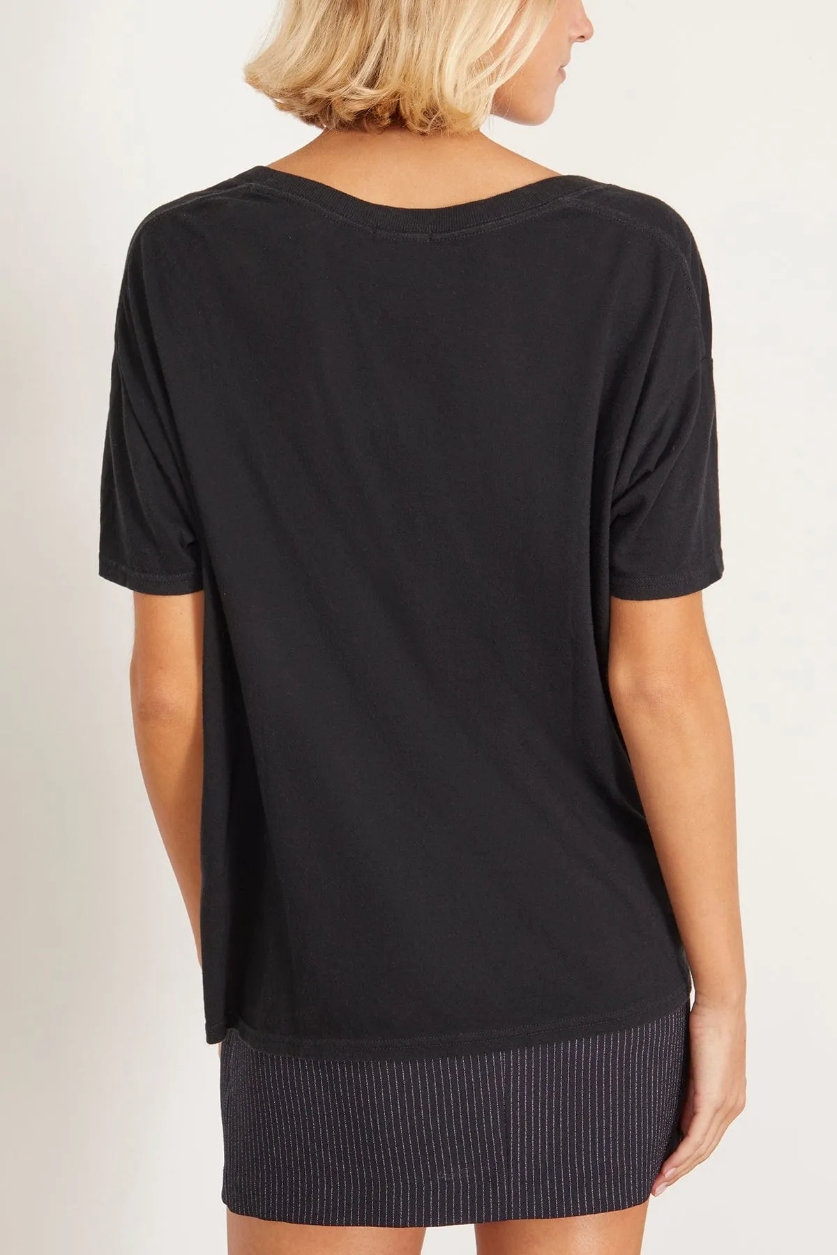 V-Neck Boxy Seamless T-Shirt in Cashmere Black